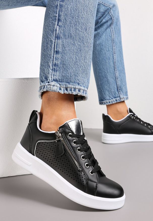 Renee - Czarne Sneakersy na Grubej Podeszwie z Cholewką z Perforacją Myranda. Okazja: na co dzień. Kolor: czarny. Szerokość cholewki: normalna