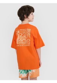 4f - 4F T-shirt oversize z nadrukiem chłopięcy - pomarańczowy 140 (9-10 lat). Okazja: na co dzień. Kolor: pomarańczowy. Materiał: dzianina, bawełna, jersey. Długość rękawa: krótki rękaw. Długość: krótkie. Wzór: nadruk. Sezon: lato. Styl: klasyczny, sportowy, casual