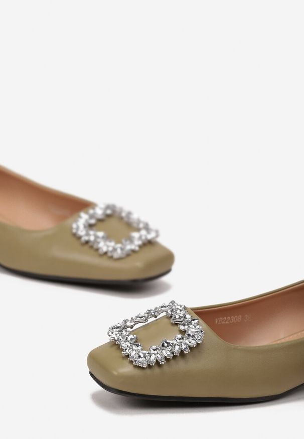 Born2be - Zielone Czółenka na Płaskim Obcasie z Ozdobną Klamrą Juicella. Zapięcie: klamry. Kolor: zielony. Wzór: aplikacja. Obcas: na obcasie. Wysokość obcasa: niski