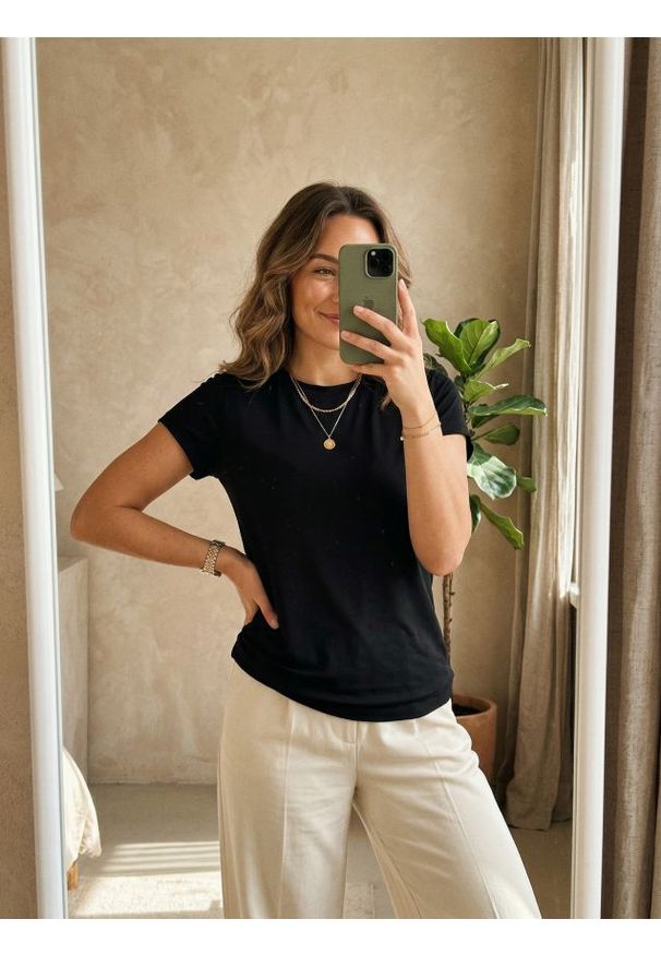 Sinsay - Gładka koszulka basic - czarny. Kolor: czarny. Wzór: gładki