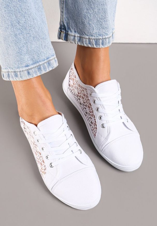 Renee - Białe Tenisówki z Ażurowymi Wstawkami Po Bokach Salessa. Okazja: na co dzień. Kolor: biały. Materiał: jeans. Wzór: ażurowy. Sezon: lato, wiosna. Obcas: na obcasie. Styl: casual. Wysokość obcasa: niski