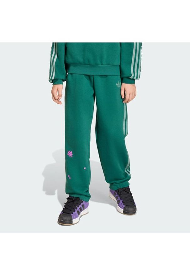 Adidas - adidas Spodnie dresowe Minecraft KE2759 Zielony Loose Fit. Kolor: zielony. Materiał: bawełna
