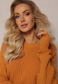 Renee - Brązowy Sweter z Tłoczeniami o Klasycznym Fasonie Sigune. Kolor: brązowy. Wzór: jednolity. Sezon: jesień, zima. Styl: klasyczny #2