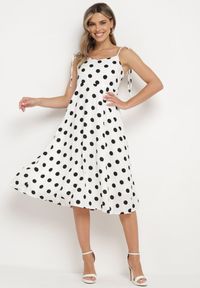 Born2be - Biała Sukienka na Wiązanych Ramiączkach w Kropki Vikiimae. Typ kołnierza: dekolt w kształcie V. Kolor: biały. Długość rękawa: na ramiączkach. Wzór: kropki #1