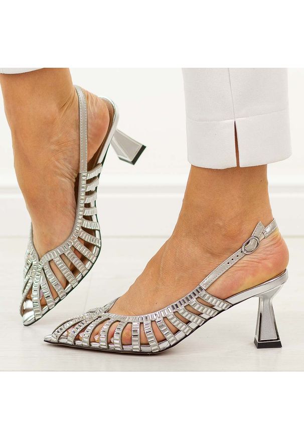 Srebrne skórzane sandały damskie DiA 3073. Okazja: na komunię, na ślub cywilny, na wesele, na imprezę. Kolor: srebrny. Materiał: skóra. Wzór: aplikacja. Sezon: wiosna, lato. Obcas: na szpilce. Styl: elegancki, klasyczny, wizytowy