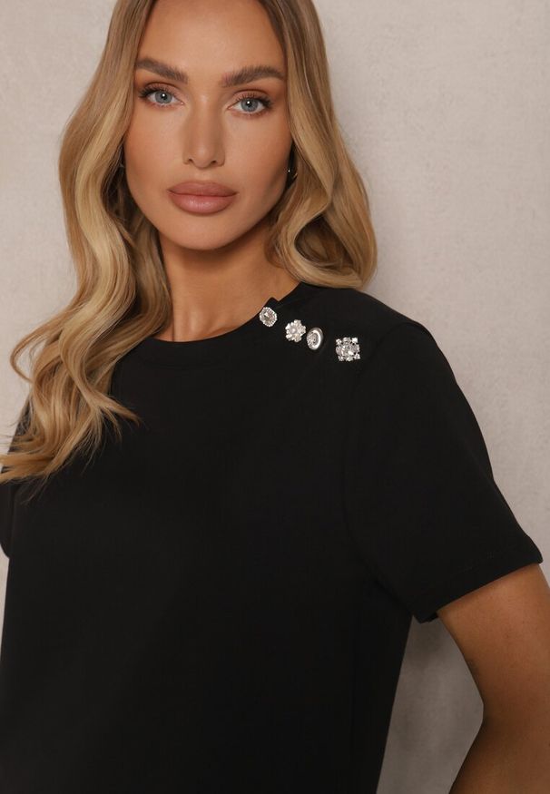 Renee - Czarny T-shirt z Bawełną Ozdobiony Guzikami Idivoria. Okazja: na co dzień. Kolor: czarny. Materiał: bawełna. Wzór: aplikacja. Styl: elegancki, casual