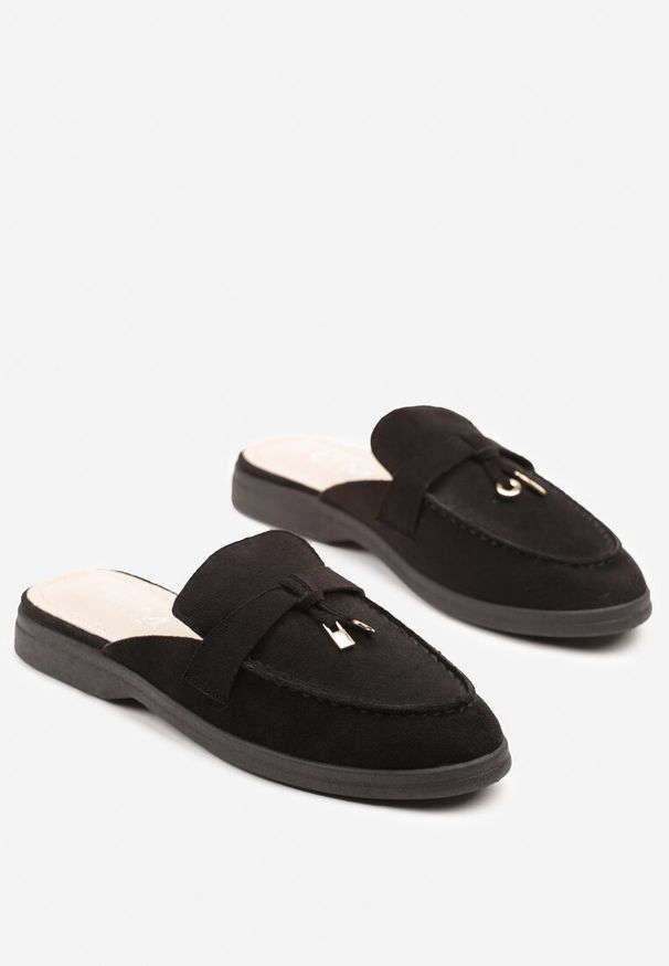Renee - Czarne Klapki Mule w Stylu Loafersów Zdobione Zawieszką Iffionne. Okazja: na co dzień. Kolor: czarny. Wzór: aplikacja. Styl: elegancki, casual