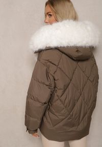 Renee - Brązowa Kurtka Pikowana z Kapturem i Odpinanymi Futerkowymi Wstawkami Izafera. Okazja: na co dzień. Typ kołnierza: kaptur. Kolor: brązowy. Materiał: jeans. Styl: elegancki, casual #3
