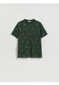 Reserved - T-shirt regular ze świątecznym motywem - ciemnozielony. Kolor: zielony. Materiał: dzianina, bawełna. Styl: wizytowy #1