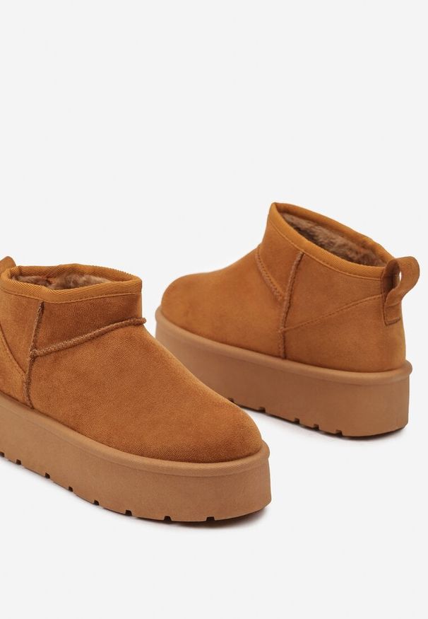 Renee - Brązowe Krótkie Śniegowce Wsuwane na Platformie Arkelia. Okazja: na co dzień, na imprezę. Zapięcie: bez zapięcia. Kolor: brązowy. Materiał: jeans. Sezon: zima. Obcas: na platformie. Styl: elegancki, casual