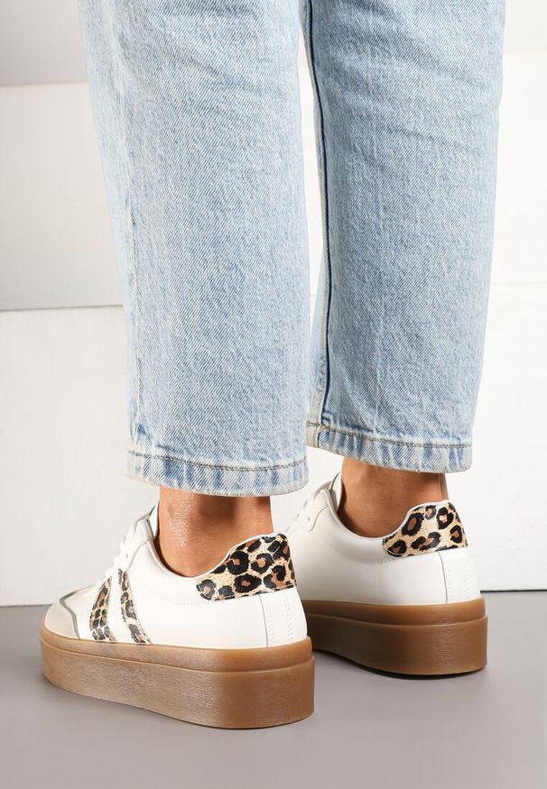 Renee - Białe Sneakersy w Stylu Kultowych Tenisówek ze Zdobieniami w Panterkę Nilivra. Okazja: na co dzień. Kolor: biały. Materiał: jeans. Szerokość cholewki: normalna. Wzór: aplikacja, motyw zwierzęcy