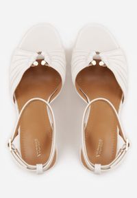 Renee - Białe Sandały VICES na Szpilce Zdobione Marszczeniem i Aplikacją Synalirea. Zapięcie: pasek. Kolor: biały. Wzór: aplikacja. Obcas: na szpilce. Styl: klasyczny, elegancki #8