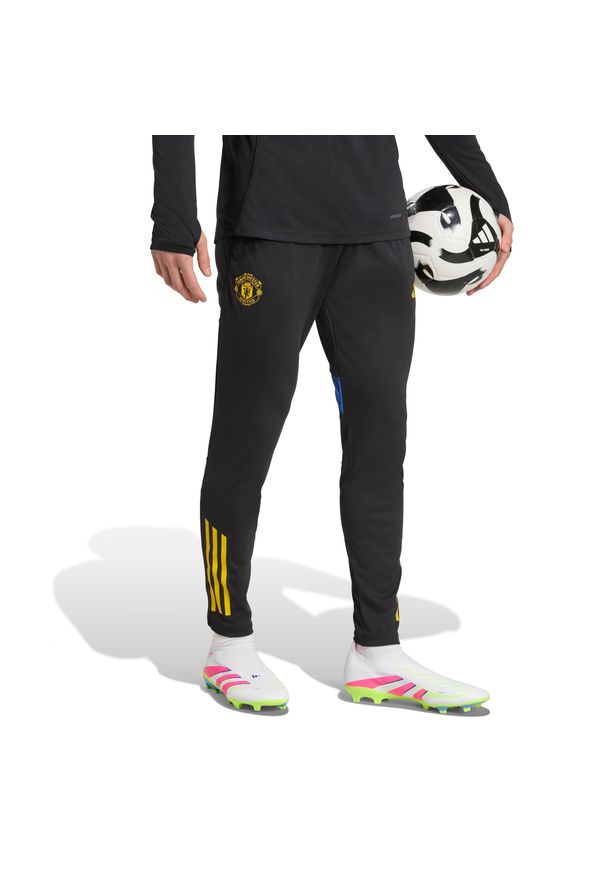 Adidas - Spodnie treningowe Manchester United EU 2025/26. Kolor: czarny. Sport: piłka nożna