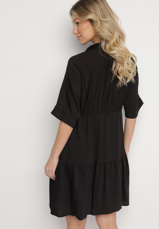 Born2be - Czarna Sukienka Koszulowa z Wiskozy z Kołnierzykiem i Wiązaniem Nanieria. Okazja: na co dzień. Kolor: czarny. Materiał: wiskoza. Długość rękawa: krótki rękaw. Typ sukienki: koszulowe. Styl: boho, casual