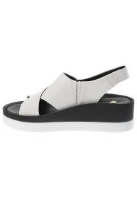 Białe Sandały Armodo Wygodne Obuwie Damskie Na Koturnie. Kolor: biały. Materiał: skóra. Obcas: na koturnie. Wysokość obcasa: średni #8