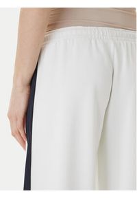 Guess Jeans Spodnie dresowe W6GBB6 KB212 Biały Relaxed Fit. Kolor: biały. Materiał: syntetyk #4