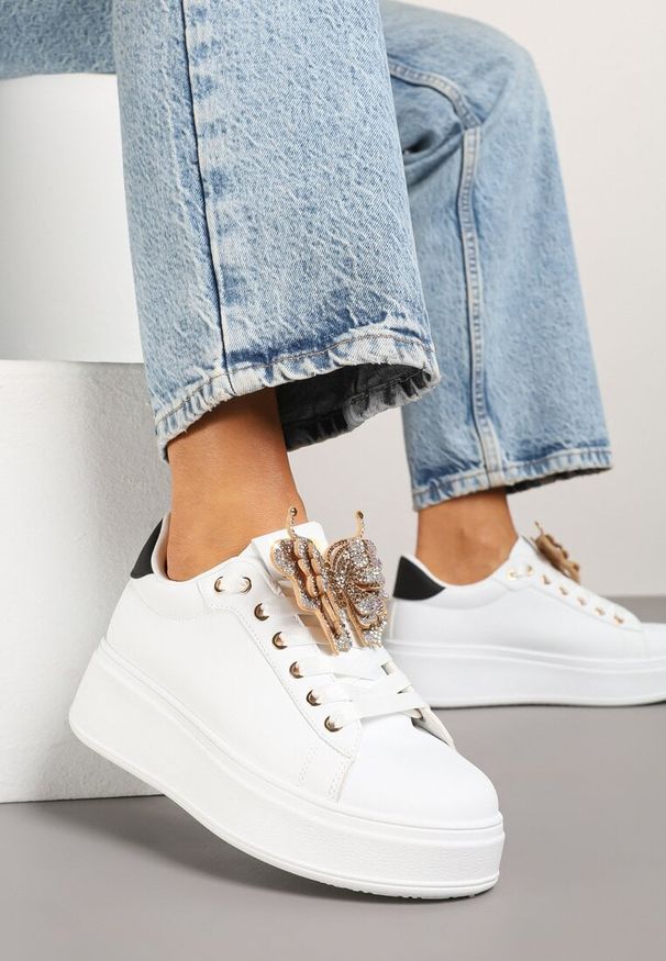 Renee - Biało-Czarne Sneakersy z Błyszczącym Motylkiem Lenori. Okazja: na co dzień. Kolor: biały. Materiał: jeans, materiał