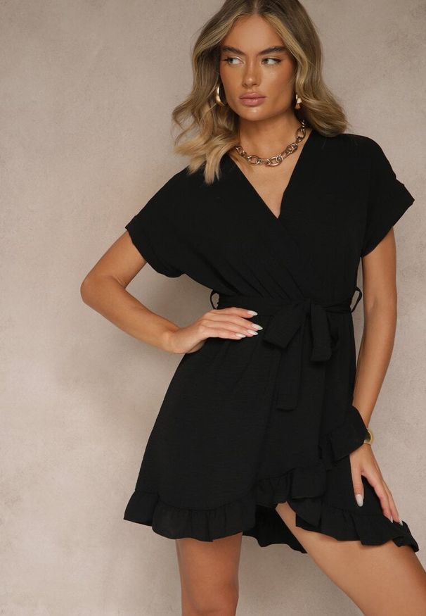 Renee - Czarna Sukienka o Rozkloszowanym Kroju z Paskiem i Falbanami Addea. Kolor: czarny. Typ sukienki: rozkloszowane. Styl: elegancki