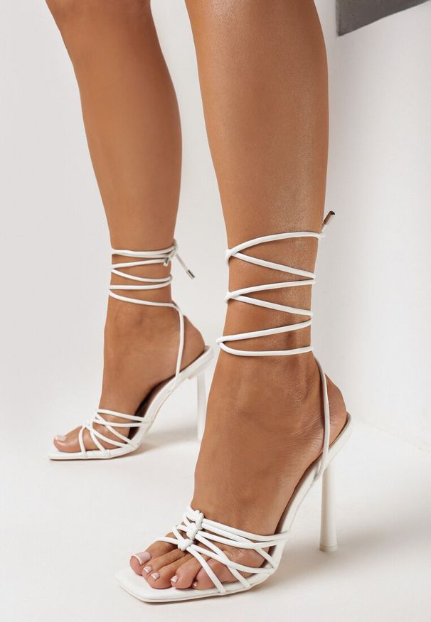 Born2be - Białe Sandały na Szpilce z Wiązaniem Wokół Kostki i Kwadratowym Noskiem Arelvin. Kolor: biały. Obcas: na szpilce. Styl: wizytowy
