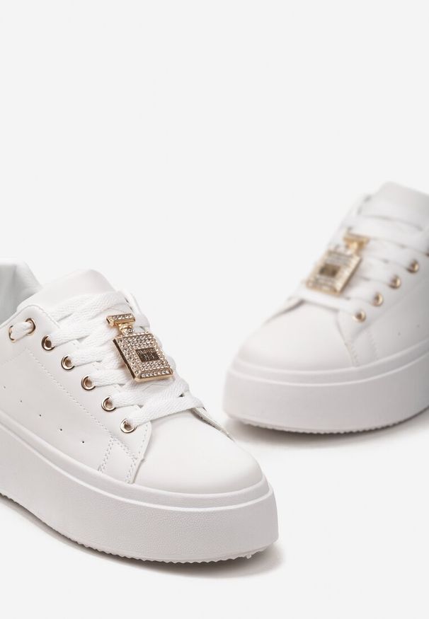 Renee - Biało-Czarne Sneakersy z Metaliczną Zawieszką na Sznurówkach Ozdobioną Cyrkoniami Edosa. Okazja: na spacer. Kolor: biały. Wzór: aplikacja. Sport: turystyka piesza