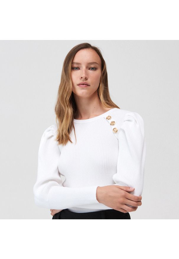 Mohito - Prążkowany sweter z guzikami - Biały. Kolor: biały. Materiał: prążkowany