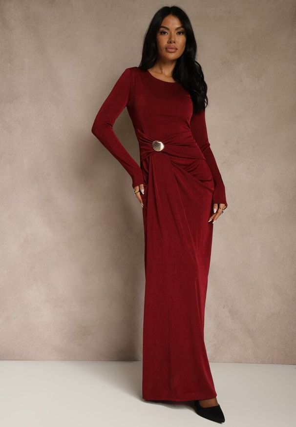 Renee - Bordowa Marszczona Sukienka Koktajlowa Zdobiona Aplikacją w Talii Siweda. Kolor: czerwony. Materiał: lakier, futro. Wzór: aplikacja. Styl: wizytowy