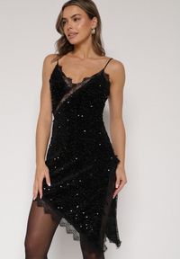 Born2be - Czarna Sukienka o Asymetrycznym Kroju z Cekinami i Koronką Eldafera. Kolor: czarny. Materiał: koronka. Długość rękawa: na ramiączkach. Wzór: koronka. Typ sukienki: asymetryczne. Styl: elegancki #1