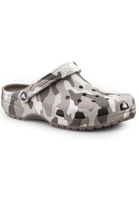 Klapki męskie na basen Crocs CLASSIC PRINTED CAMO. Kolor: zielony, wielokolorowy, brązowy. Sport: pływanie