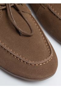 Big-Star - Mokasyny damskie ze skóry naturalnej zamszowej jasnobrązowe TT274202 802. Okazja: na co dzień. Nosek buta: okrągły. Zapięcie: bez zapięcia. Kolor: brązowy. Materiał: zamsz, skóra. Styl: casual, elegancki, klasyczny #7