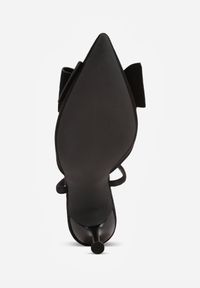 Born2be - Czarne Szpilki z Imitacji Zamszu z Odkrytą Piętą i Aplikacją z Kokardą Asteodora. Nosek buta: otwarty. Kolor: czarny. Materiał: zamsz. Wzór: aplikacja. Sezon: lato. Obcas: na szpilce. Styl: klasyczny. Wysokość obcasa: średni #8