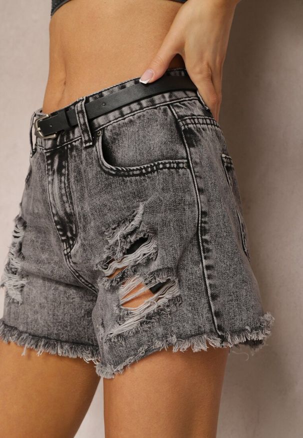Renee - Szare Bawełniane Szorty Jeansowe Ozdobione Dziurami oraz Paskiem z Klamrą Firenea. Okazja: na co dzień. Kolor: szary. Materiał: bawełna, jeans. Wzór: aplikacja. Styl: sportowy, casual