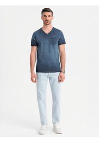 Ombre Clothing - Bawełniany męski t-shirt V-neck z dzianiny z efektem sprania - granatowy V7 - Rozmiar: S. Okazja: na co dzień. Typ kołnierza: dekolt w serek. Kolor: niebieski. Materiał: bawełna, dzianina. Wzór: melanż. Styl: vintage, casual, klasyczny #4