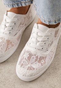 Born2be - Białe Tenisówki Ozdobione Koronką Tarinela. Okazja: na co dzień. Kolor: biały. Materiał: koronka. Wzór: aplikacja, koronka. Styl: casual #2