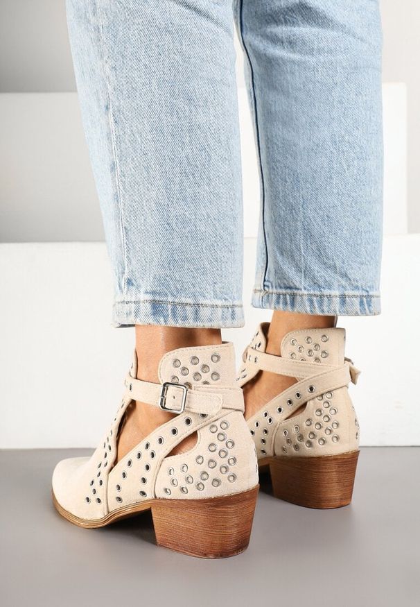 Born2be - Beżowe Botki na Obcasie w Stylu Kowbojek z Wycięciem i Nitami Eleavira. Okazja: na co dzień. Kolor: beżowy. Materiał: jeans. Obcas: na obcasie. Styl: elegancki, casual. Wysokość obcasa: średni