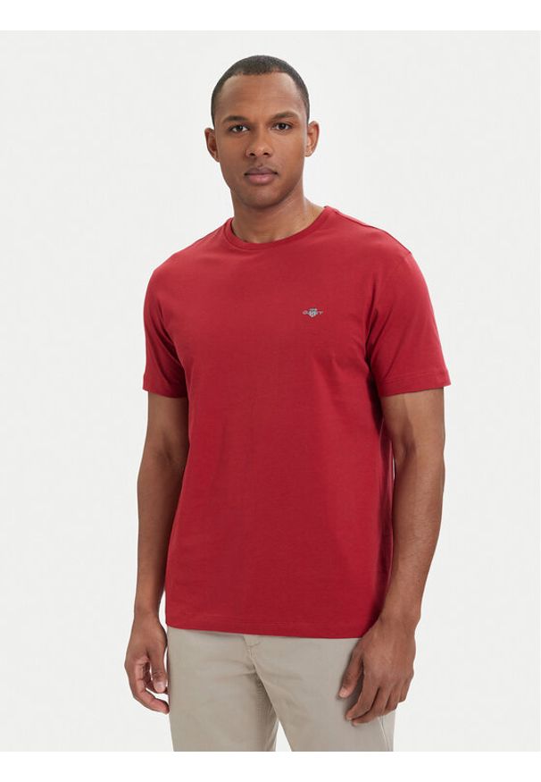 GANT - Gant T-Shirt Shield 2003184 Czerwony Regular Fit. Kolor: czerwony. Materiał: bawełna