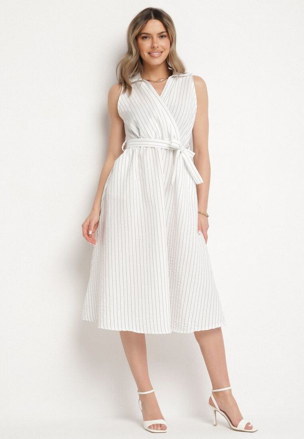 Born2be - Biała Sukienka o Koszulowym Kroju Bez Rękawów z Wiązanym Paskiem Liriora. Okazja: na co dzień. Typ kołnierza: dekolt w kształcie V. Kolor: biały. Długość rękawa: bez rękawów. Typ sukienki: koszulowe. Styl: casual, klasyczny