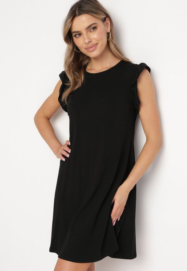 Born2be - Czarna Letnia Sukienka Bawełniana z Falbankami Wokół Ramion Sasare. Typ kołnierza: kołnierz z falbankami. Kolor: czarny. Materiał: bawełna. Długość rękawa: krótki rękaw. Wzór: aplikacja. Sezon: lato. Typ sukienki: trapezowe