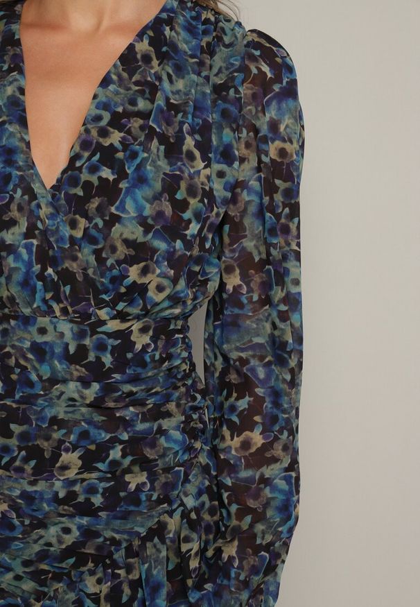 Born2be - Czarno-Niebieska Dopasowana Sukienka w Kwiaty z Marszczeniem i Falbankami Mirilia. Okazja: na co dzień. Typ kołnierza: kołnierz z falbankami. Kolor: czarny. Materiał: jeans. Wzór: kwiaty. Styl: casual