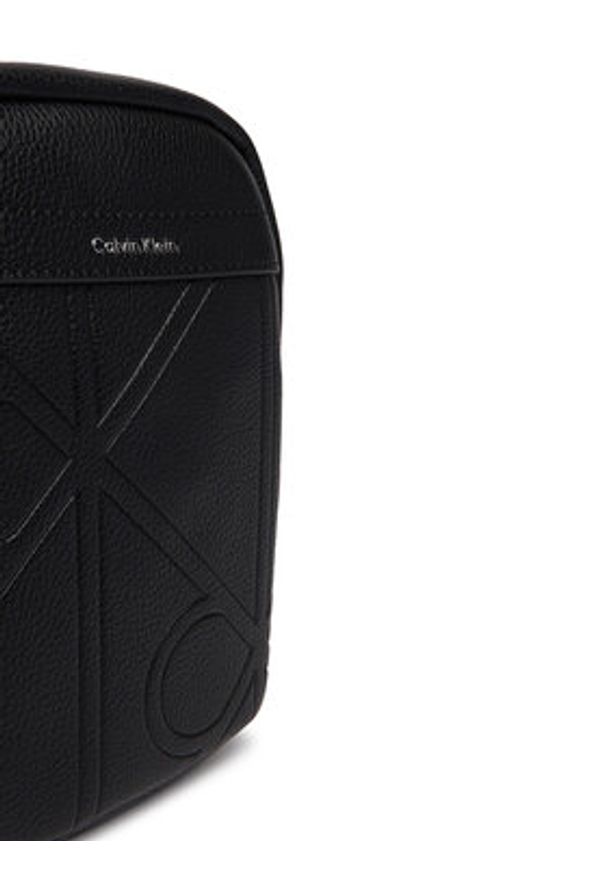 Calvin Klein Saszetka Emblem Aop Emboss Slim Reporter LV04D3371G Czarny. Kolor: czarny. Materiał: skóra