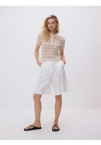 Reserved - Ażurowa koszulka polo - beżowy. Typ kołnierza: polo. Kolor: beżowy. Materiał: bawełna. Wzór: ażurowy #1