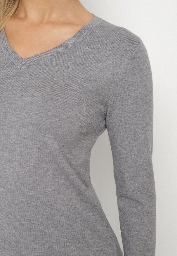 Born2be - Szary Sweter z Wiskozą i Dekoltem w Serek Olisela. Okazja: na co dzień. Typ kołnierza: dekolt w serek. Kolor: szary. Materiał: wiskoza. Styl: casual, elegancki