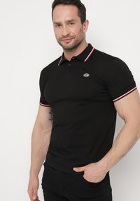 Born2be - Czarna Bawełniana Koszulka Polo z Krótkim Rękawem i Kołnierzykiem Ozdobiona Paskami Vinneli. Okazja: na spotkanie biznesowe. Typ kołnierza: polo. Kolor: czarny. Materiał: bawełna. Długość rękawa: krótki rękaw. Długość: krótkie. Wzór: aplikacja. Styl: klasyczny, biznesowy, sportowy, elegancki