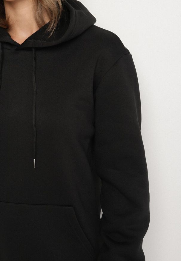 Born2be - Czarna Bluza z Kapturem i Kangurkową Kieszenią Envila. Okazja: na co dzień. Typ kołnierza: kaptur. Kolor: czarny. Materiał: jeans. Styl: casual, elegancki