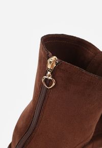 Renee - Brązowe Sandały Typu Botki Ozdobione Metaliczną Klamrą z Przodu Adrasaia. Zapięcie: klamry. Kolor: brązowy. Wzór: aplikacja. Sezon: lato #8