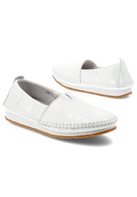 Półbuty damskie S.Barski, cholewka ze skóry naturalnej gładkiej wsuwany fason elastyczne wstawki po bokach widoczne przeszycia wokół noska niski prof. Okazja: na spacer, na co dzień. Kolor: srebrny. Materiał: skóra. Szerokość cholewki: normalna. Wzór: gładki. Styl: casual, elegancki #9