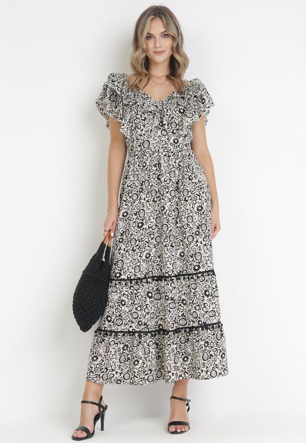 Born2be - Czarna Rozkloszowana Sukienka Maxi z Ozdobnym Dekoltem i Gumką w Talii z Wiskozy Adyni. Typ kołnierza: kołnierz z falbankami. Kolor: czarny. Materiał: wiskoza. Długość rękawa: bez rękawów. Długość: maxi