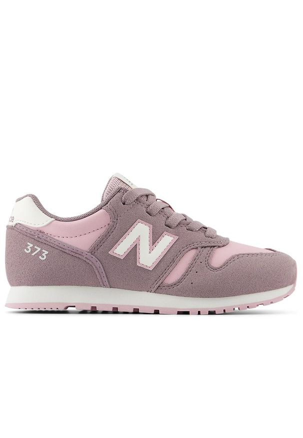 Buty New Balance YC373VQ2 - różowe. Okazja: na uczelnię, na co dzień. Kolor: różowy. Materiał: materiał, syntetyk, guma. Szerokość cholewki: normalna. Model: New Balance 373