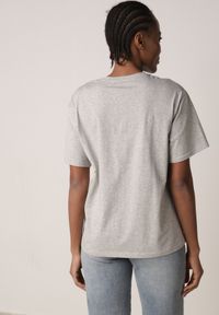 Born2be - Szary T-shirt z Bawełny Typu Oversize Nedika. Okazja: na co dzień. Kolor: szary. Materiał: bawełna. Styl: casual, klasyczny #4