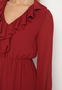 Born2be - Bordowa Siateczkowa Sukienka VICES o Rozkloszowanym Kroju z Falbanami Arevite. Typ kołnierza: dekolt w kształcie V. Kolor: czerwony. Typ sukienki: rozkloszowane. Styl: klasyczny #3