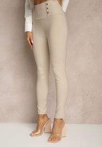Renee - Jasnobeżowe Legginsy High Waist z Ozdobnymi Guzikami Kolowenia. Okazja: na co dzień. Stan: podwyższony. Kolor: beżowy. Styl: casual, elegancki #4